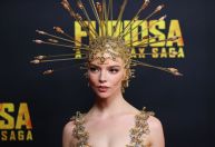 Web reage ao look de Anya Taylor-Joy na première de 