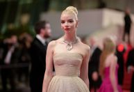 Em Cannes, Anya Taylor-Joy posa com colar usado por Florence Pugh