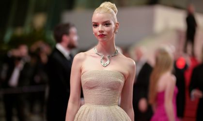 Em Cannes, Anya Taylor-Joy posa com colar usado por Florence Pugh