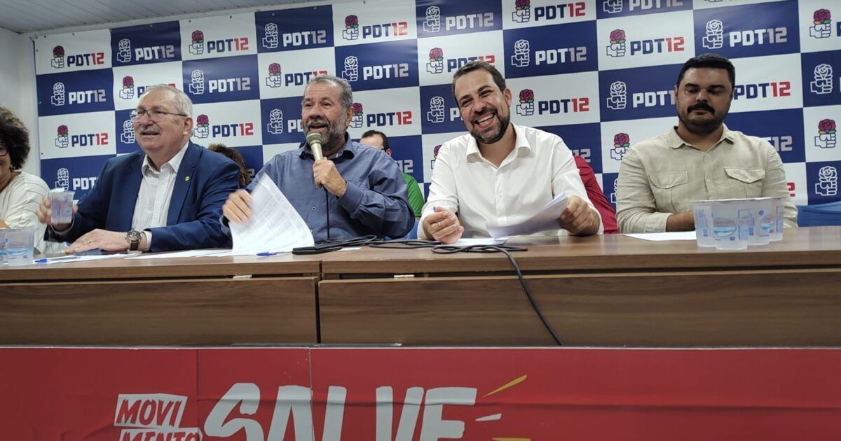 Carlos Lupi (segundo da esq. para a dir.) e Guilherme Boulos (terceiro na mesma sequência) em evento do PDT para selar apoio do partido à pré-candidatura do segundo à Prefeitura de São Paulo, em 9 de janeiro de 2024