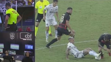 Árbitro aponta falta no início da jogada que originou um gol do Atlético-MG