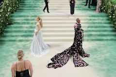 Ariana Grande e Cynthia Erivo chegaram juntas ao Met Gala 2024 e vestiram figurinos com o tema &quot;Belas Adormecidas: Reawakening Fashion&quot;