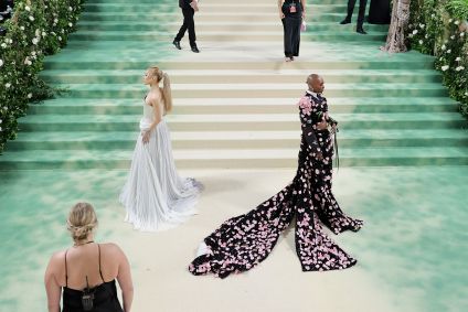 Ariana Grande e Cynthia Erivo chegaram juntas ao Met Gala 2024 e vestiram figurinos com o tema &quot;Belas Adormecidas: Reawakening Fashion&quot;