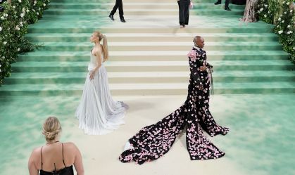 Ariana Grande e Cynthia Erivo chegaram juntas ao Met Gala 2024 e vestiram figurinos com o tema "Belas Adormecidas: Reawakening Fashion"