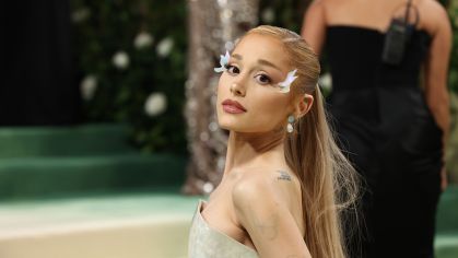 Ariana Grande no tapete vermelho do baile Met Gala 2024