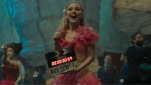 Ariana Grande em vídeo de bastidores do filme "Wicked"