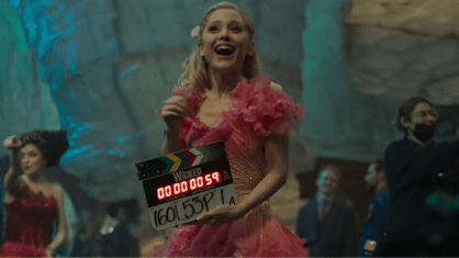 Ariana Grande em vídeo de bastidores do filme "Wicked"