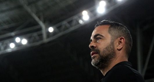 Treinador do Botafogo recebe prêmio em Portugal