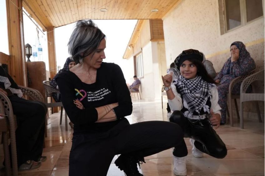 Arwa Damon brincando com uma criança em março, em um centro de refugiados no Cairo, Egito, servido por ONG INARA / Arwa Damon/INARA