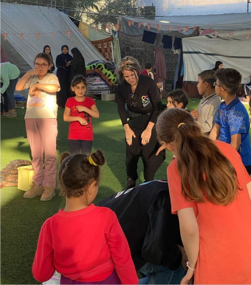 Arwa Damon lidera uma atividade com crianças em um dos abrigos onde ONG INARA presta serviços no sul de Gaza / Arwa Damon/INARA