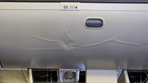 Bagageiro ficou amassado após forte turbulência em voo da Singapore Airlines
