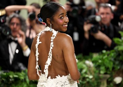 Atriz Ayo Edebiri, da série &quot;O Urso&quot;, destaca-se pelo uso de flores no vestido