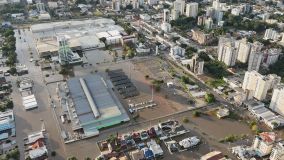 Enchente afetou shopping e supermercado no bairro Mathias Velho, em Canoas (RS)