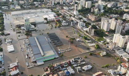 Enchente afetou shopping e supermercado no bairro Mathias Velho, em Canoas (RS)