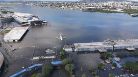 Pista do aeroporto Salgado Filho, em Porto Alegre (RS), coberta pela água