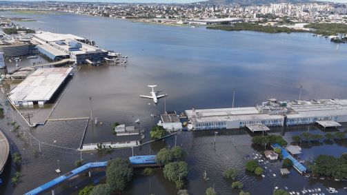 Pista do aeroporto Salgado Filho, em Porto Alegre (RS), coberta pela água