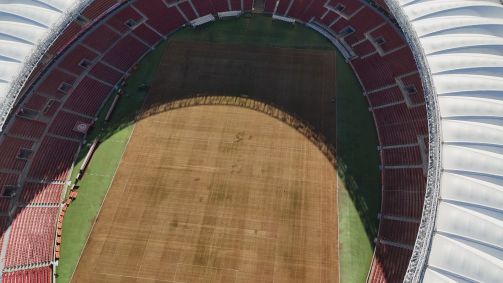 Gramado do estádio Beira-Rio depois de ter sido coberto pela água em Porto Alegre (RS)