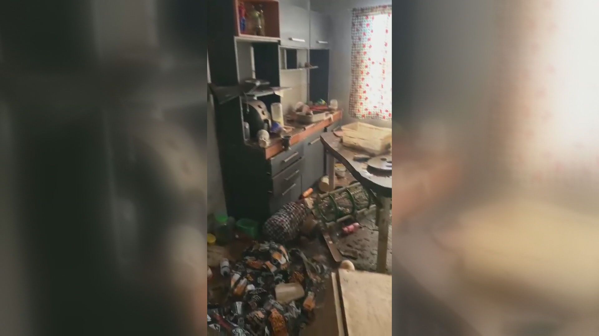 Moradores de Canoas (RS) encontram casas e bens pessoais completamente destruídos pelas enchentes