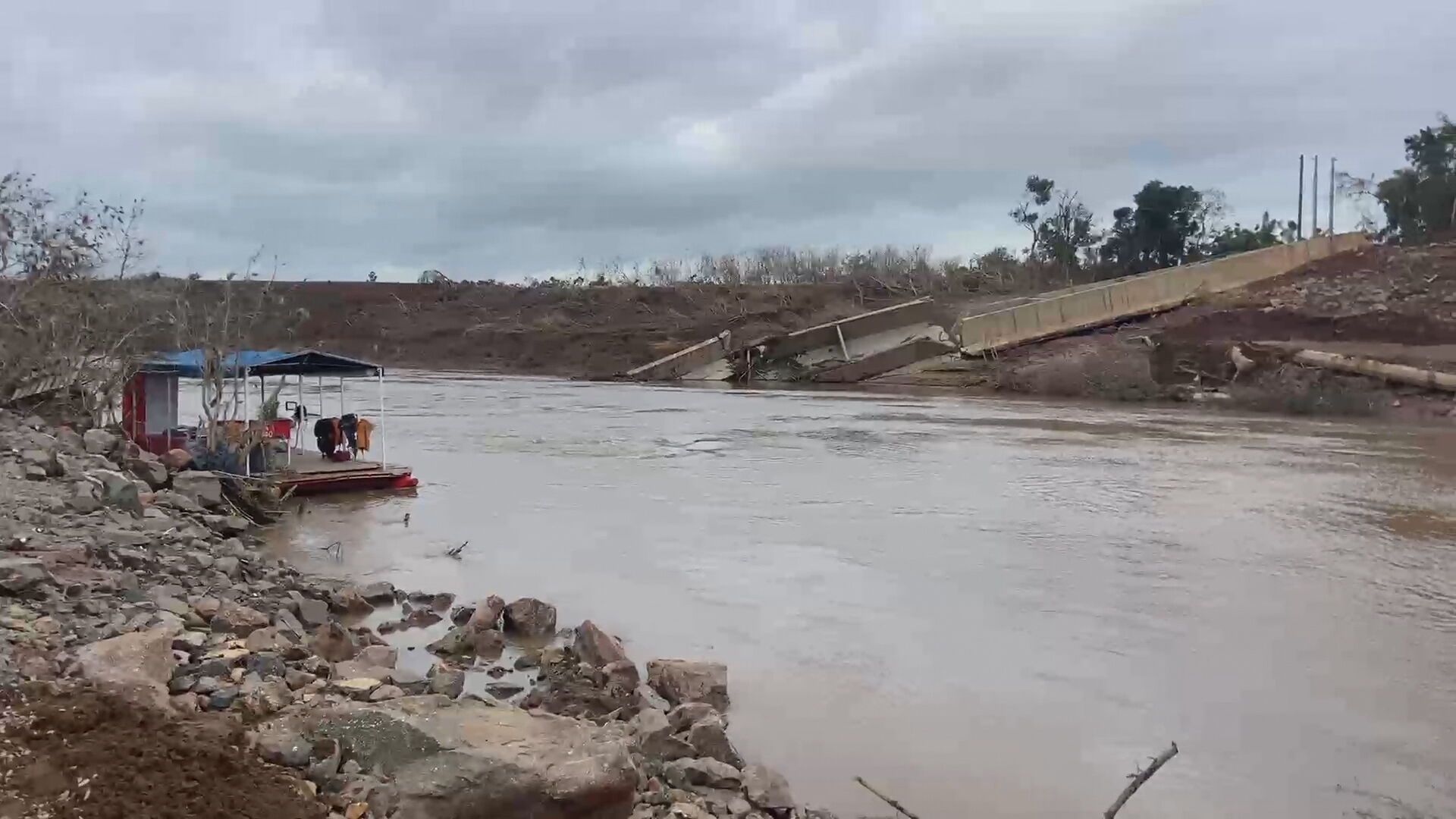 Ponte desabada interligava Lajeado e Arroio do Meio