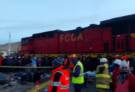 Colisão entre ônibus e trem deixa ao menos 4 mortos e mais de 40 feridos no Peru