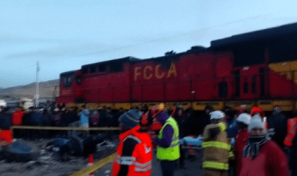 Ônibus colidiu com trem no Peru, deixando mortos e dezenas de feridos