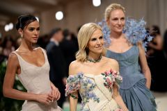 Bruna Marquezine chegou ao Met Gala 2024 acompanhada de Tory Burch e Uma Thurman