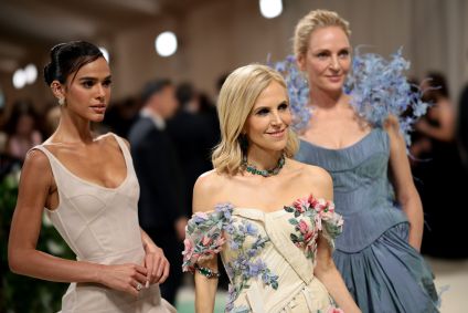 Bruna Marquezine chegou ao Met Gala 2024 acompanhada de Tory Burch e Uma Thurman