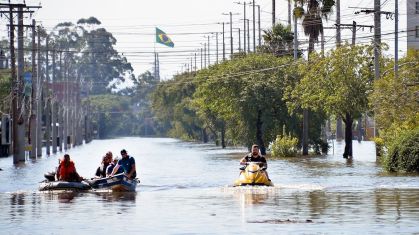 Equipes de resgate composta por bombeiros e voluntários atuam no resgate de moradores e seus animais de estimação em Porto Alegre (RS)