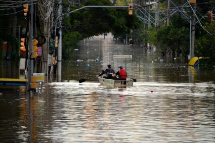 RS - CHUVAS/RS/ENCHENTE/PORTO ALEGRE/ONTEM - GERAL - Enchente na Avenida Borges de Medeiros, no bairro Menino Deus, em Porto Alegre (RS), na terça-feira, 07 de maio de 2024. O boletim da Defesa Civil divulgado ontem, 07, aponta que ao menos 1,3 milhão de pessoas foram afetadas em 388 municípios do Estado do Rio Grande do Sul. O balanço de desalojados e desabrigados é de 203 mil pessoas, com um número ainda muito maior de moradores que estão na casa de amigos e familiares. A parcial é de 90 óbitos, mas autoridades têm destacado que os números ainda irão aumentar. Há ainda 132 pessoas desaparecidas. 07/05/2024 - Foto: DONALDO HADLICH /CÓDIGO19/ESTADÃO CONTEÚDO