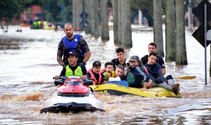 Equipes utilizam moto aquática para resgatar vítimas da enchente em Porto Alegre (RS)