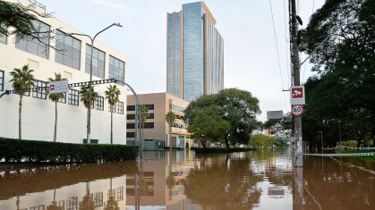 Rua alagada em Porto Alegre (RS)
