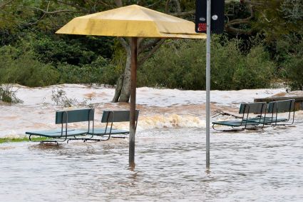 Águas invadem a avenida Guaíba e o calçadão da praça Araguaia em razão das fortes chuvas e do vento sul na região do Guaíba, no bairro Ipanema, na zona sul de Porto Alegre (RS)