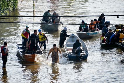 Equipes usam barcos para resgatar vítimas da enchente na zona norte de Porto Alegre (RS)