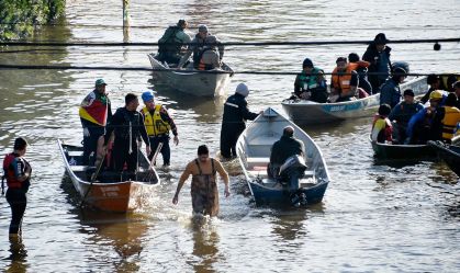 Equipes usam barcos para resgatar vítimas da enchente na zona norte de Porto Alegre (RS)