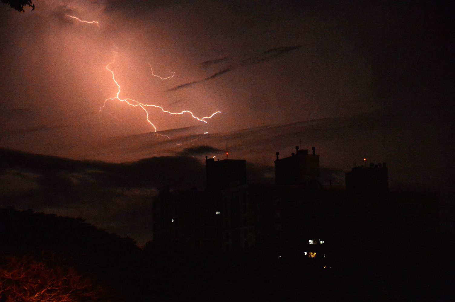 Porto Alegre tem início de maio mais chuvoso em 60 anos, segundo a Climatempo