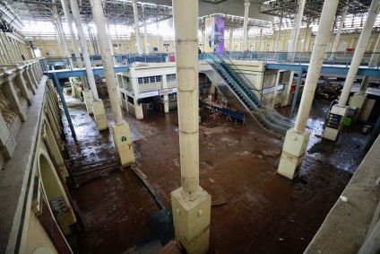 Área interna do Mercado Público de Porto Alegre (RS) após enchente