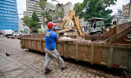 Limpeza de resíduos das enchentes é retomada em Porto Alegre