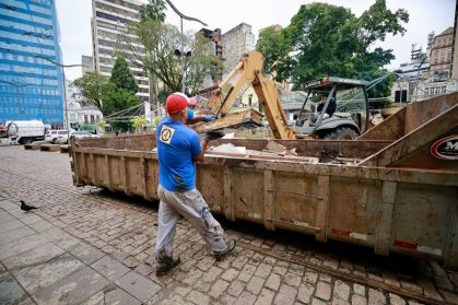 Funcionário retira lixo após limpeza no Mercado Público de Porto Alegre (RS)