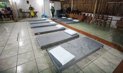 Abrigo montado pela prefeitura de Porto Alegre (RS) para receber famílias desalojadas ou desabrigadas