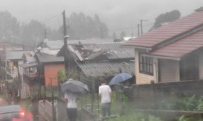 Tornado atinge cidade de Cambará do Sul, no RS, deixando 57 casas danificadas