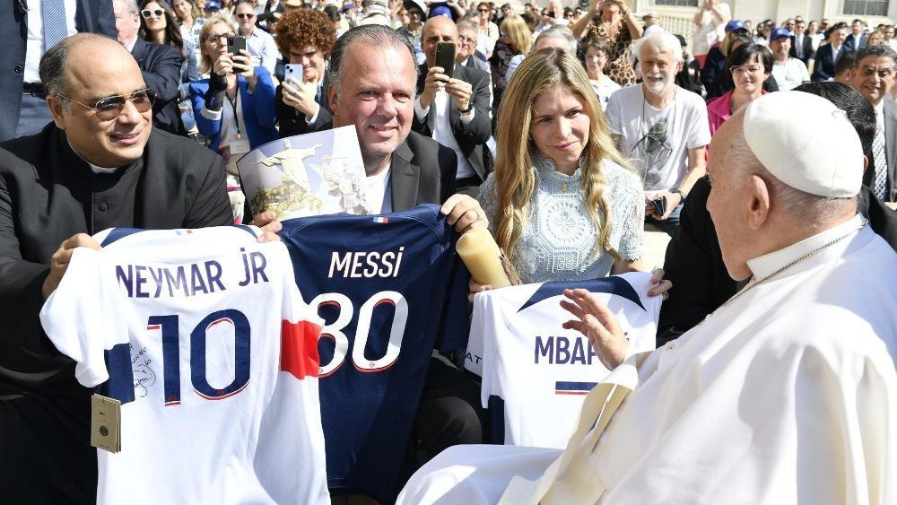 Camisas de Messi e Neymar são abençoadas pelo Papa