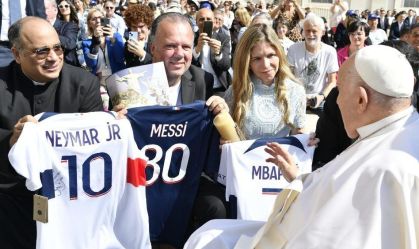 Camisas de Messi e Neymar são abençoadas pelo Papa