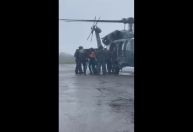 Vídeo: FAB usa helicóptero para resgatar criança que estava em hospital ilhado no RS