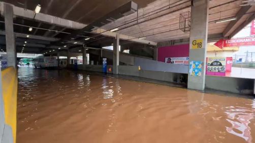 Terminal de ônibus em Porto Alegre (RS) ficou debaixo d&#039;água