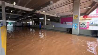 Terminal de ônibus em Porto Alegre (RS) ficou debaixo d'água