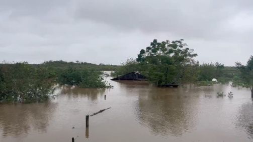 Casa ficou submersa após enchente em Porto Alegre (RS)