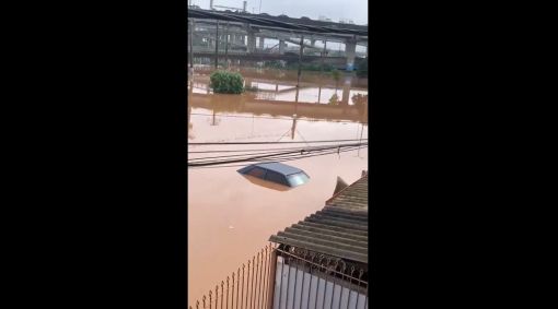 Carro é quase coberto pela água durante enchente histórica em Porto Alegre (RS)
