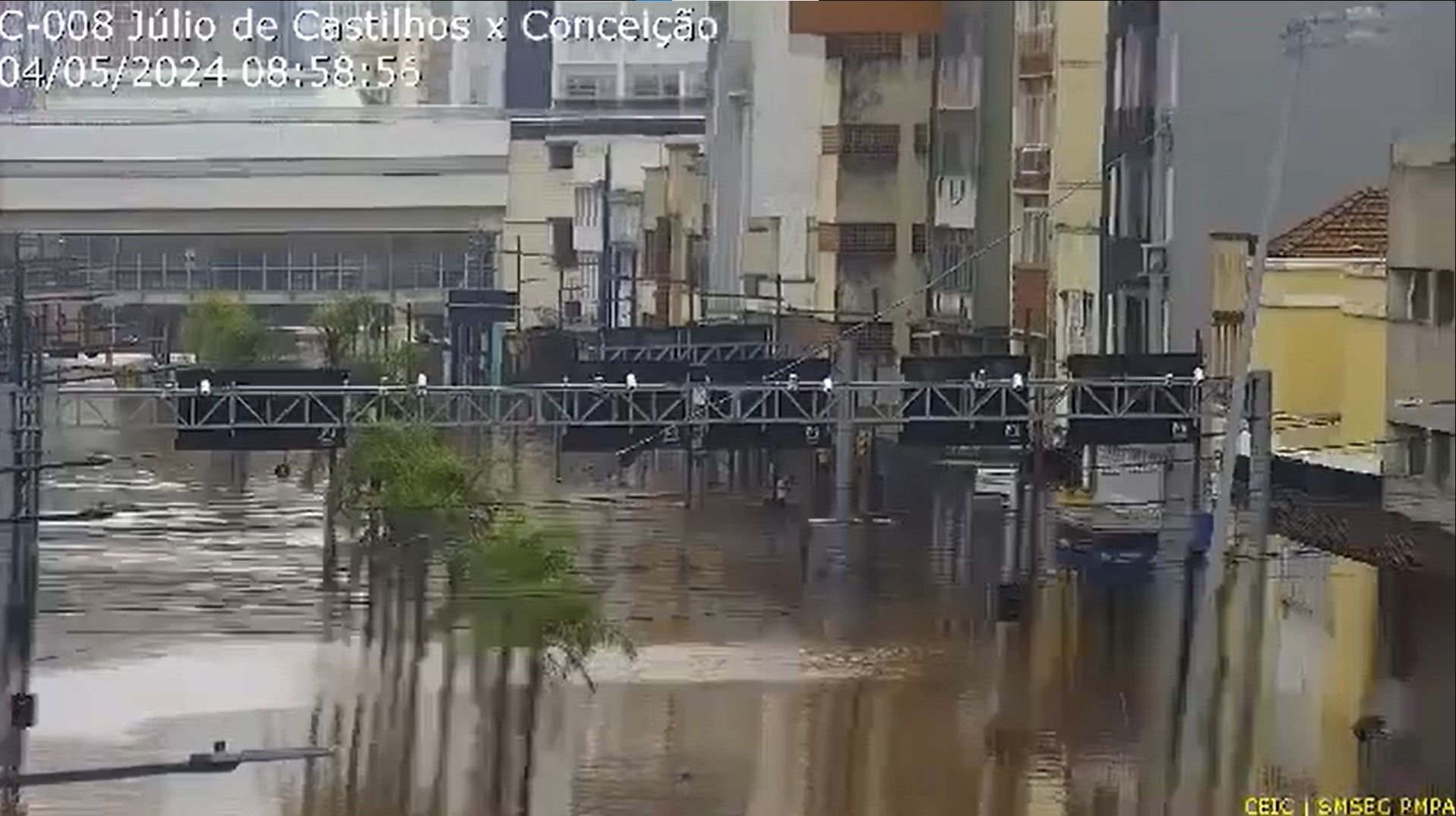 Região da rodoviária de Porto Alegre (RS) ficou tomada pela água / Reprodução