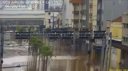 Câmera de segurança da prefeitura mostra a altura da água no Centro Histórico de Porto Alegre (RS) durante enchente histórica