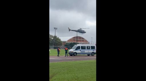 Momento em que paciente é transferido de helicóptero de hospital em Canoas (RS)